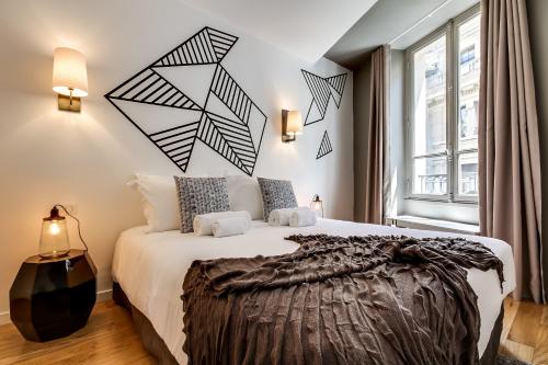 sypialnia z dużym łóżkiem i oknem w obiekcie Sweett - Parisian Allure w Paryżu