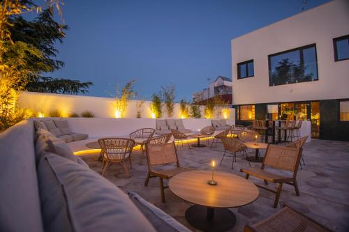 a patio with tables and chairs at night at OIKOS APARTAMENTOS TURÍSTICOS in Monesterio