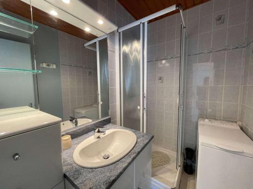 une salle de bain avec un lavabo et une douche dans l'établissement Maison 3 pièces, 6 couchages, plage à 200m, jardin clos, parking privé, tout confort, Saint-Jean-de-Monts - FR-1-224C-541, à Saint-Jean-de-Monts