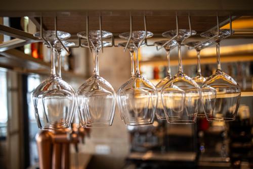 a group of wine glasses hanging from a chandelier at OIKOS APARTAMENTOS TURÍSTICOS in Monesterio