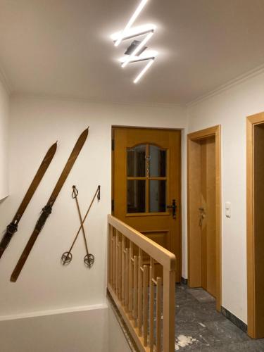 une chambre avec des skis sur le mur à côté d'une porte dans l'établissement Ferienhaus Gschlössl, à Rauris