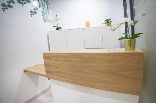 a wooden counter with plants on it in a room at OIKOS APARTAMENTOS TURÍSTICOS in Monesterio