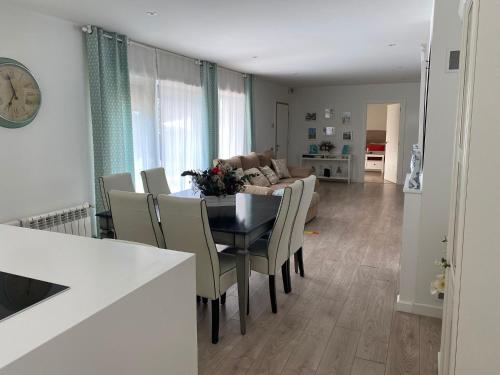 a kitchen and dining room with a table and chairs at Casa hugo olite in Olite