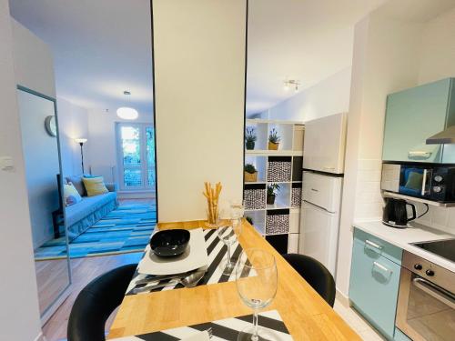 A kitchen or kitchenette at Peony Holló Apartment - Free Garage under the house