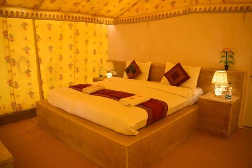 a bedroom with a large bed in a room at Marina Dessert Camp in Sām