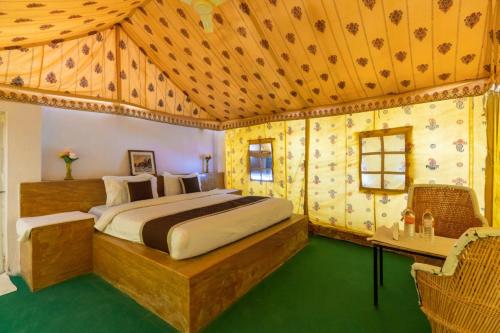 a bedroom with a bed in a room at Marina Dessert Camp in Sām