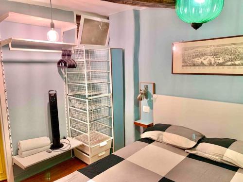 - une chambre avec un lit et une télévision dans l'établissement Casetta dello Zucchero CITRA 010025-LT-1250, à Gênes