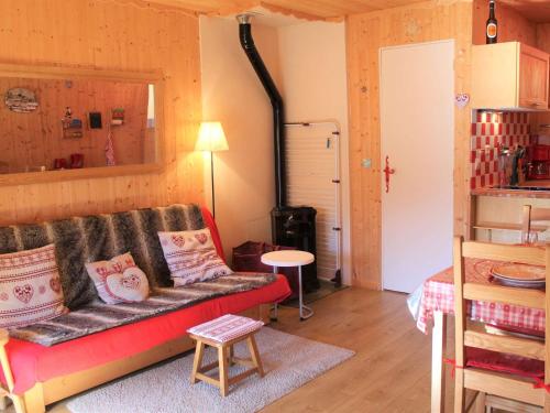 un salon avec un canapé et une table dans l'établissement Charmant studio à Vars Les Claux, proche commodités et pistes, balcon en rez-de-chaussée - FR-1-330B-130, à Vars