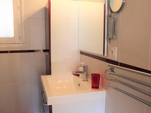 une salle de bain blanche avec un lavabo et un miroir dans l'établissement Charmant studio à Vars Les Claux, proche commodités et pistes, balcon en rez-de-chaussée - FR-1-330B-130, à Vars