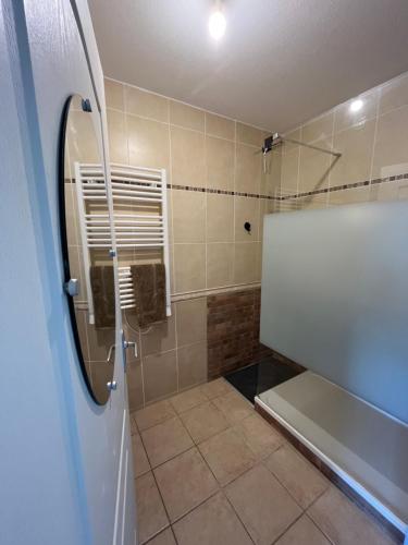 y baño con ducha, bañera y lavamanos. en les reflets, en Saint Cyprien Plage
