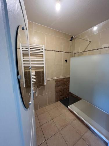 La salle de bains est pourvue d'une douche, d'une baignoire et d'un lavabo. dans l'établissement les reflets, à Saint Cyprien Plage
