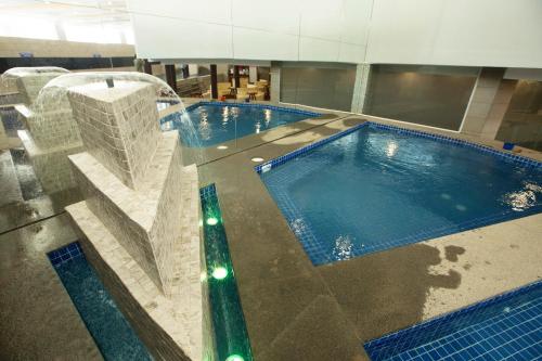 una gran piscina en un edificio en Lbn Asian Hotel en Kampong Cham