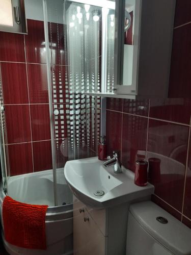 un bagno con lavandino, WC e specchio di Cazare apartament Constanta a Constanţa