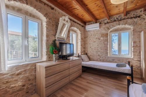 Llit o llits en una habitació de Villa Somatianá- Traditional Stone House , West Mani