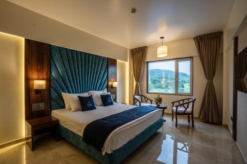 Postel nebo postele na pokoji v ubytování Mastiff Grand The Sia Palace Suites & Banquets, Khopoli, Near Imagica