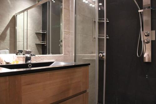 une salle de bain avec un lavabo et une douche avec un miroir dans l'établissement C056-Cannes Rue Antibes - Studio, à Cannes