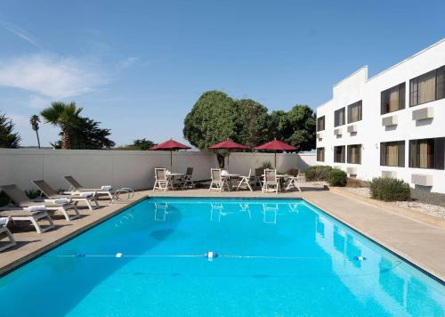 a swimming pool in front of a building at Motel 6-San Simeon, CA - Hearst Castle Area in San Simeon