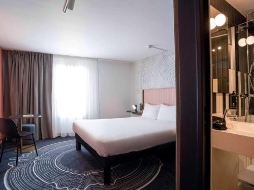 Habitación de hotel con cama y lavabo en ibis Styles Paris Porte de Versailles - Mairie d'Issy en Issy-les-Moulineaux