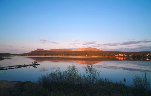 a view of a lake with a mountain in the background at Lapland Hotels Ylläskaltio in Äkäslompolo