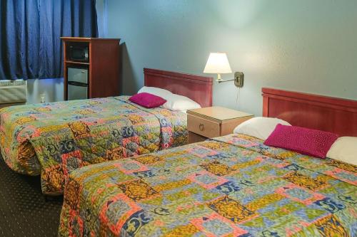 Postel nebo postele na pokoji v ubytování Rodeway Inn Seatac