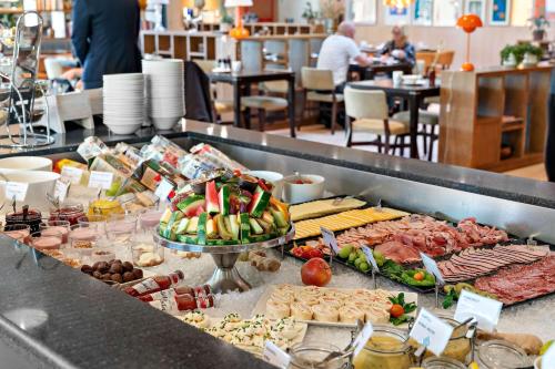 una linea a buffet con molti tipi di cibo diversi di Landvetter Airport Hotel, Best Western Premier Collection a Landvetter