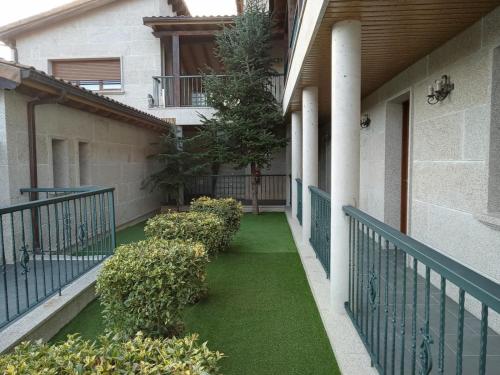 un balcone con erba verde in un edificio di PENSIÓN RÚSTICA SANTA MARIÑA DA PONTE 