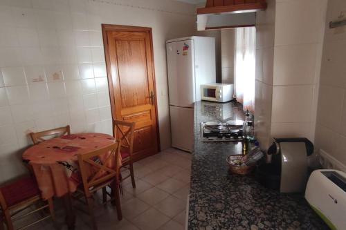 eine kleine Küche mit einem Tisch und einer Mikrowelle in der Unterkunft Dúplex con Terraza in Jávea