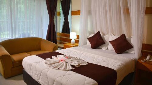 Kakamega的住宿－Golf Hotel Kakamega，配有一张床和一把椅子的酒店客房