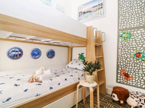 ein Kinderzimmer mit Etagenbett und Treppe in der Unterkunft English Riviera coastal holiday home in Devon Uk in Paignton