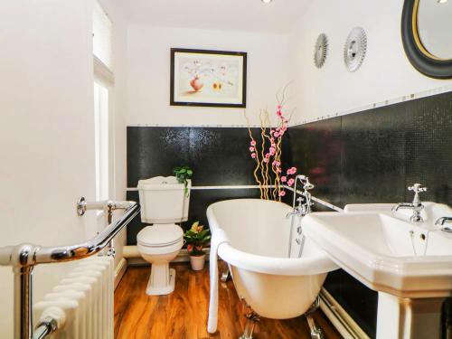 ein Badezimmer mit Badewanne, Toilette und Waschbecken in der Unterkunft English Riviera coastal holiday home in Devon Uk in Paignton