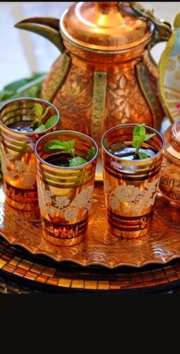 un groupe de quatre verres avec une plante en eux dans l'établissement Love room, Les nuitées secrètes de Rouen, à Darnétal