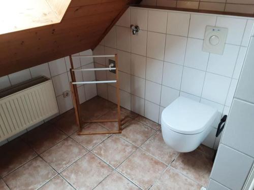 a small bathroom with a toilet in a room at Bruno's Ferienwohnung in Gerolzhofen in Gerolzhofen