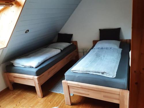 a bedroom with two twin beds in a attic at Bruno's Ferienwohnung in Gerolzhofen in Gerolzhofen