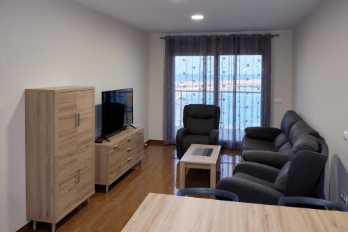 sala de estar con sofá y TV en ANCLA spaces EGVT-436-CS en Vinarós