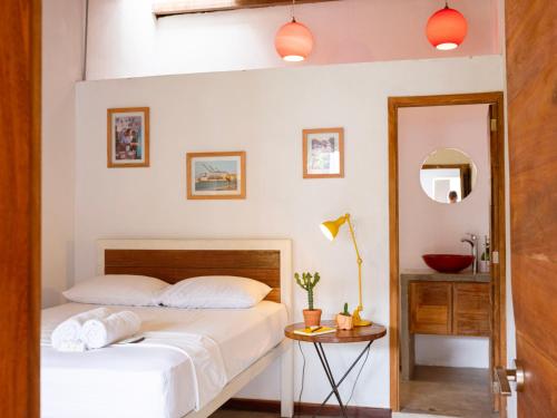um quarto com uma cama e um espelho em Casa Tunido em Santa Marta