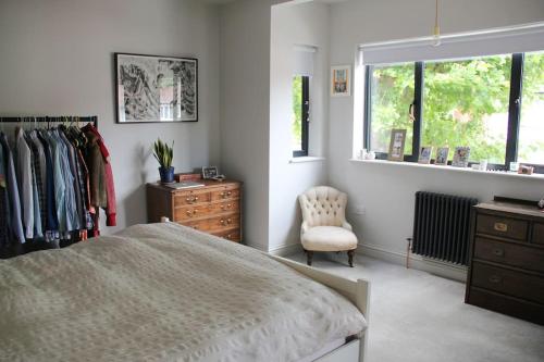 Postel nebo postele na pokoji v ubytování Large, modern, light, open plan designer house