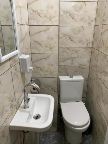 La salle de bains est pourvue de toilettes et d'un lavabo. dans l'établissement Ferah Otel, à Istanbul