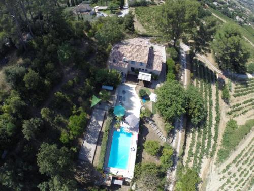 une vue aérienne d'une maison avec piscine dans l'établissement Secluded villa with private pool for 8 people six km to the beach, au Castellet