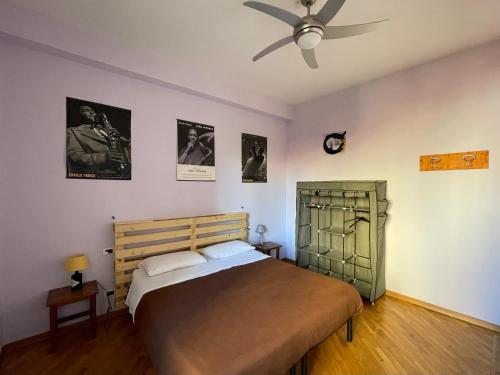 アレッツォにあるSanto Spiritoのベッドルーム1室(ベッド1台、シーリングファン付)