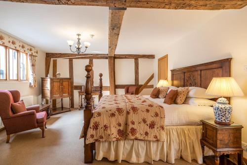 ラドローにあるThe Town House Ludlowのベッドルーム(大型ベッド1台、椅子付)