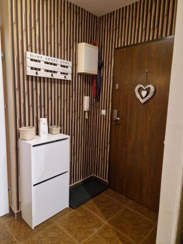 una habitación con una puerta con un corazón en la pared en 91WrocLove Apartaments, en Wroclaw