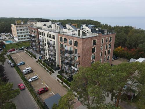 an aerial view of a building with a parking lot at LEOmare in Międzywodzie