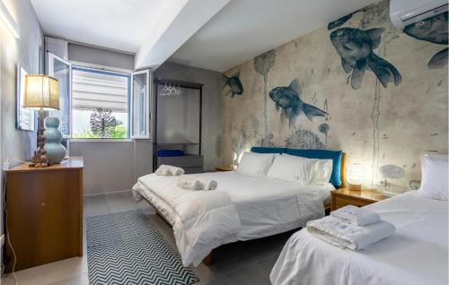 - une chambre avec 2 lits et un tableau mural dans l'établissement Villa Terraforte, à Marina di Ragusa