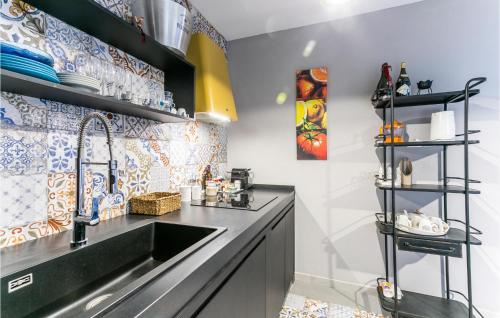 - une cuisine avec un évier et un comptoir dans l'établissement Villa Terraforte, à Marina di Ragusa