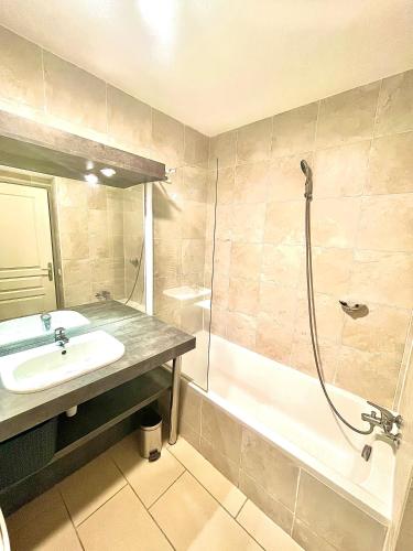 une salle de bain avec un lavabo, une douche et une baignoire dans l'établissement Jolie 3 pièces avec terrasse au vieux port, à 2 pas des plages et du palais., à Cannes