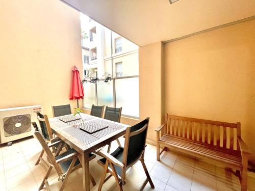Jolie 3 pièces avec terrasse au vieux port, à 2 pas des plages et du palais. photo 14