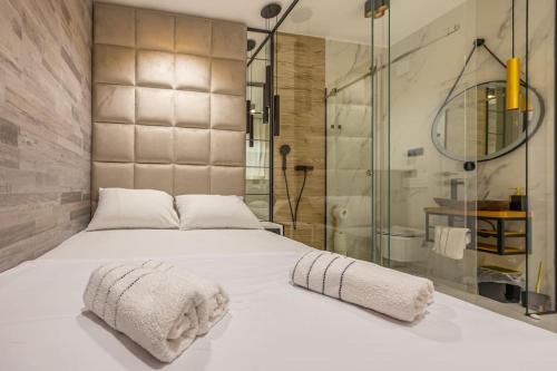 una camera con un grande letto bianco e una doccia di Villa SPA DECK 1, DECK 2, DECK 3 a Dramalj