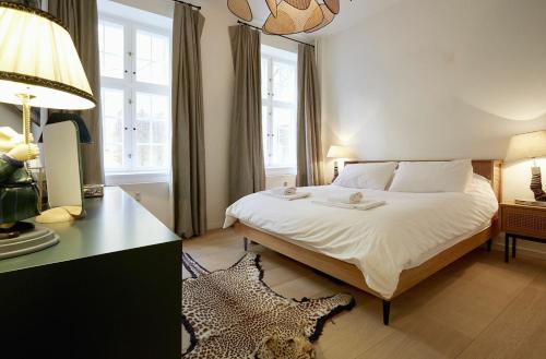 ein Schlafzimmer mit einem Bett und einem Schreibtisch mit einer Lampe in der Unterkunft ApartmentInCopenhagen Apartment 1476 in Kopenhagen