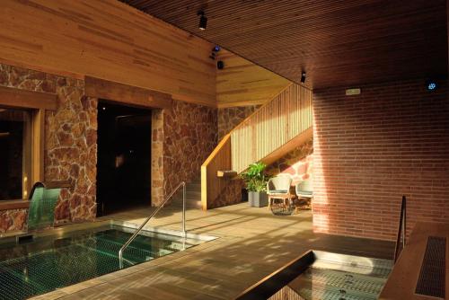 una casa con piscina en medio de un patio en Camping Prades Park en Prades