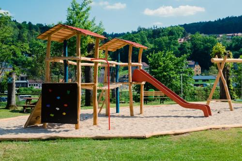 um parque infantil com escorrega e jogos num parque em Aktiv-Hotel Stock & Stein em Königstein an der Elbe